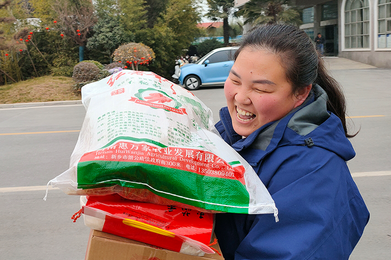 1673487575109683.png 福利品發(fā)放現(xiàn)場熱火朝天各單位人員配合默契16