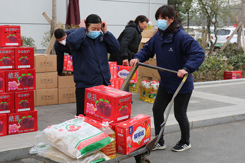 1673488044174637.png 福利品發(fā)放現(xiàn)場熱火朝天各單位人員配合默契17