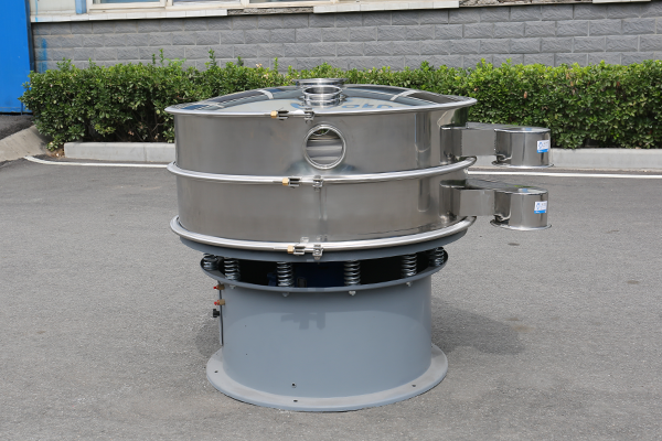 直線振動(dòng)篩出料偏一側(cè)解決方案